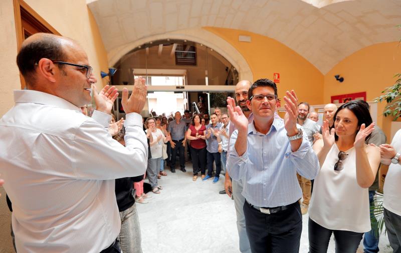 Jorge Rodríguez ha involucrat en el nou projecte polític el seu cap de gabinet en la Diputació, Ricard Gallego (esquerra), que també va en les llistes de La Vall ens uneix. La seua mà dreta al consistori d'Ontinyent, Rebeca Torró, però, tancarà la llista del PSPV. / EFE