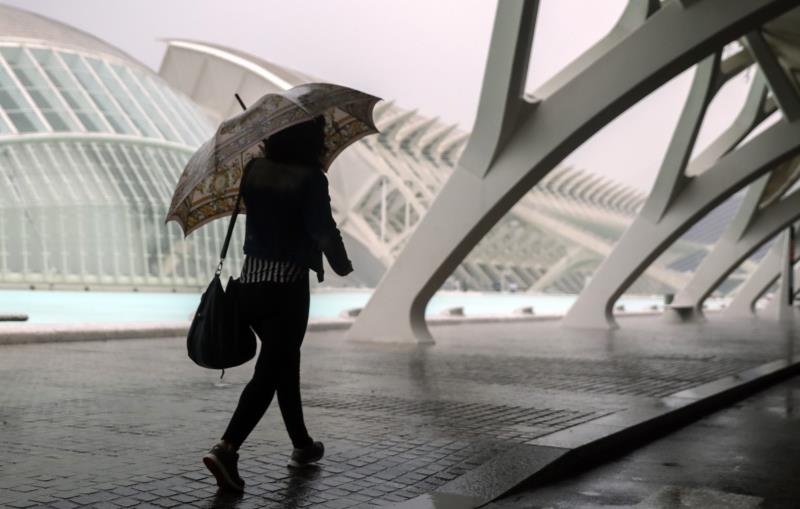 Segons la previsió meteorològica de l'Aemet, les pluges seran persistents i la inestabilitat es prolongarà durant diversos dies a gran part del territori. / EFE