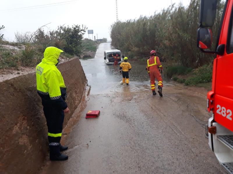 A diferents localitats de la demarcació de Castelló, els bombers han actuat en la retirada d'arbres caiguts. / CONSORCI DE BOMBERS