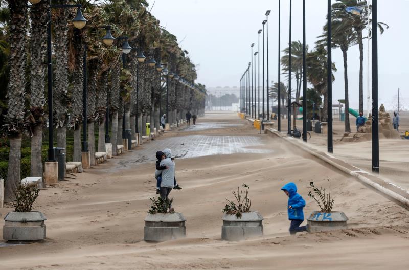 Emergències avisa que poden arribar ones de fins a 3 metres a les costes del territori. / EFE