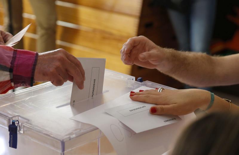 Al País Valencià es podrà exercir el dret al vot en una de les 6.044 meses electorals. / EFE