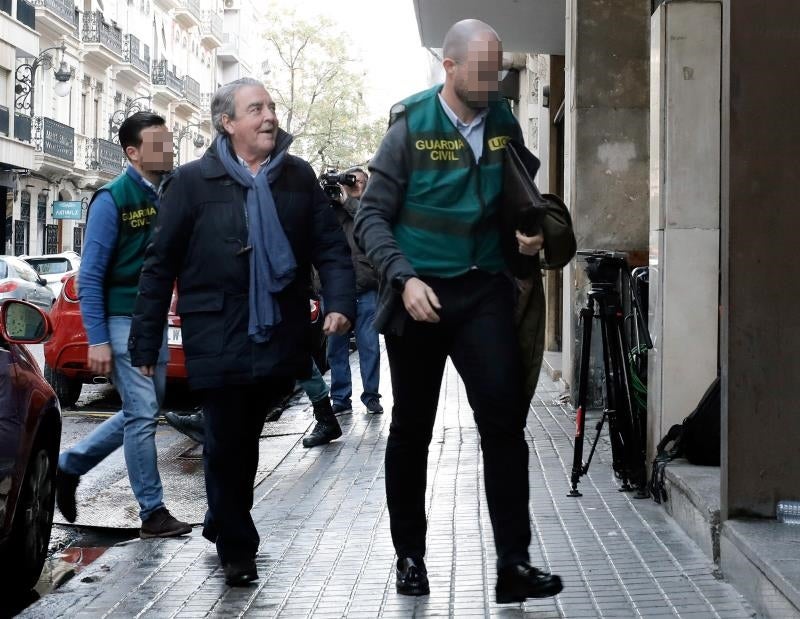 L'advocat José María Corbín, junt a dos agents de l'UCO a les portes del seu despatx. / EFE