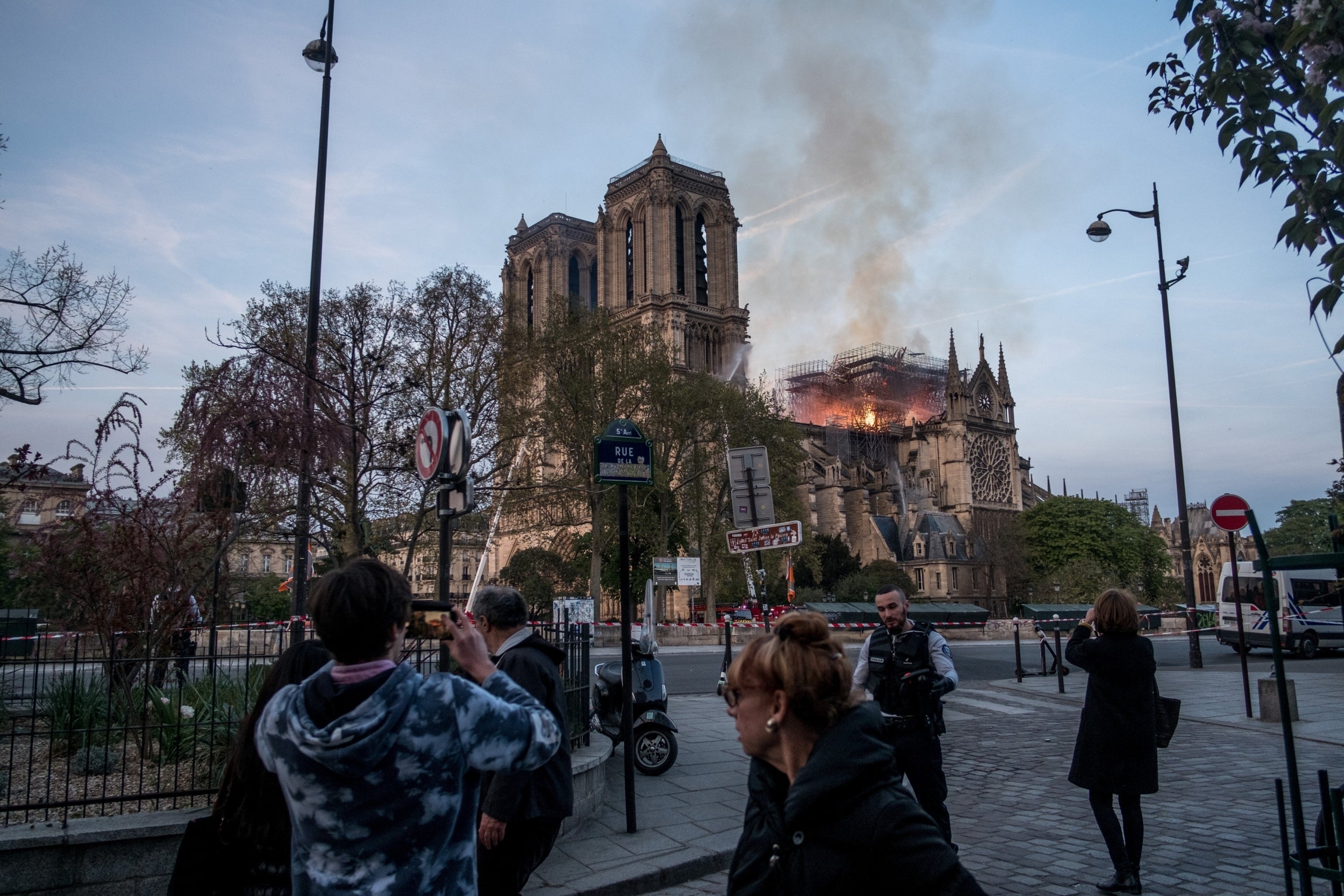 Els bombers han treballat durant tota la nit per a sufocar les flames que han devastat la catedral. / MICHAEL BUNEL / EP