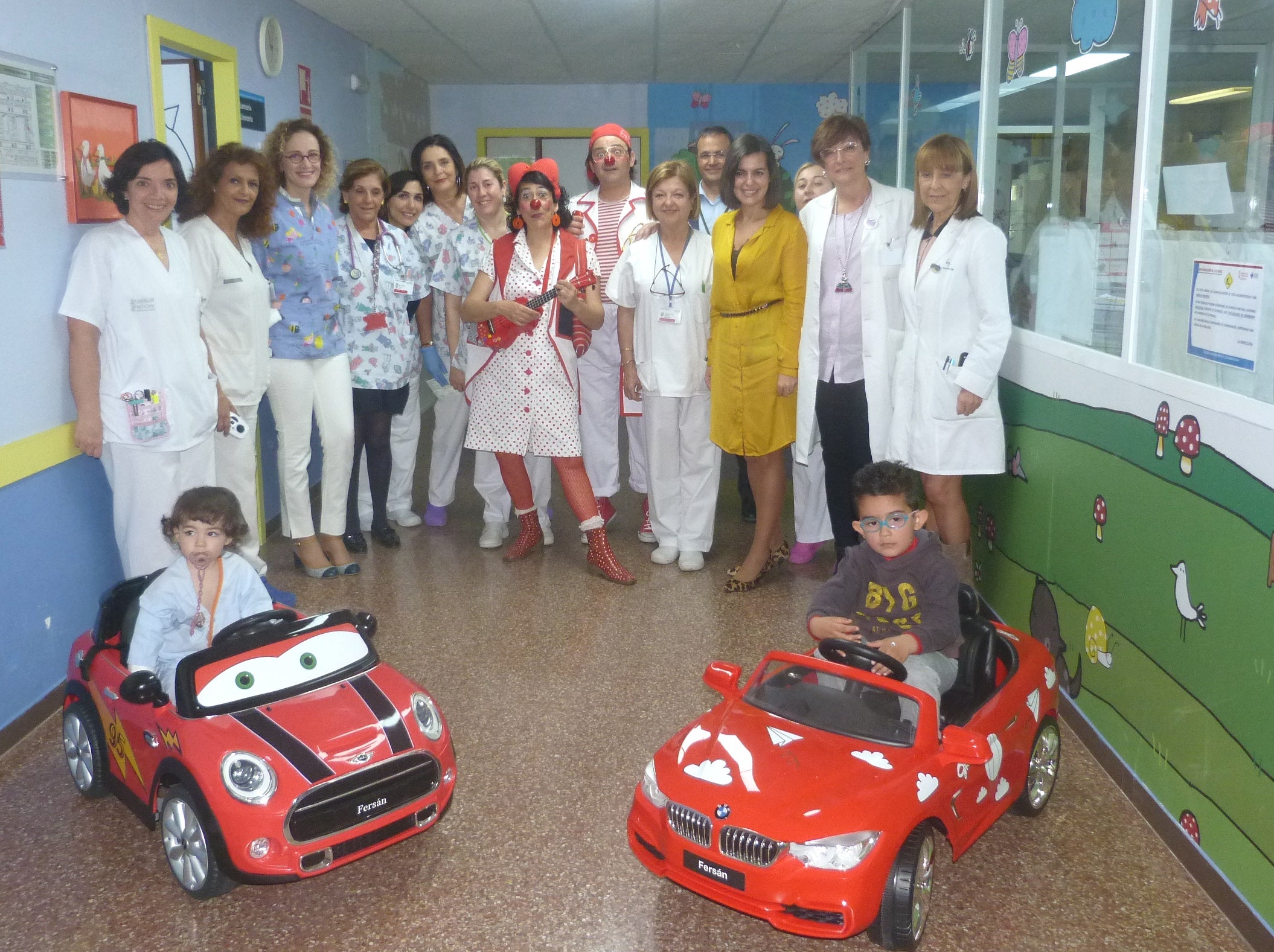 Els vehicles estan decorats amb ornaments infantils i estan equipats de llums, sons, diferents velocitats i cinturó de seguretat per a 'fer sentir els xicotets ingressats com a autèntics conductors'. / GENERALITAT VALENCIANA