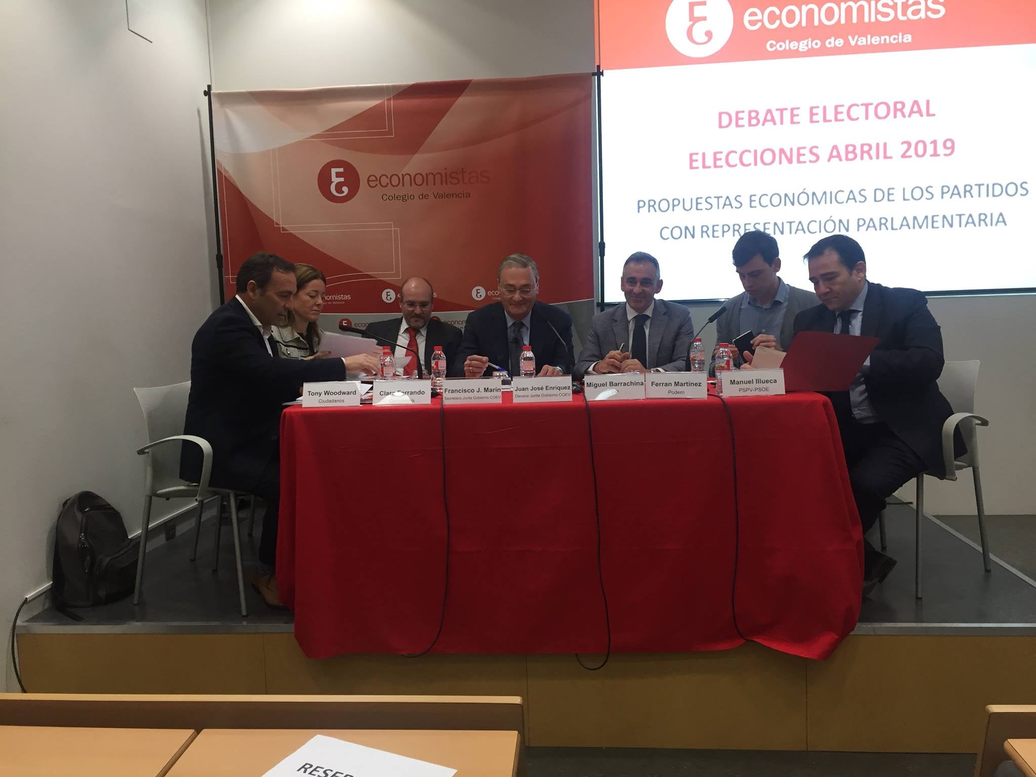 Representants dels cinc partits polítics amb presència a les Corts van confrontar els seus programes econòmics en un debat de precampanya. / COL·LEGI D'ECONOMISTES DE VALÈNCIA