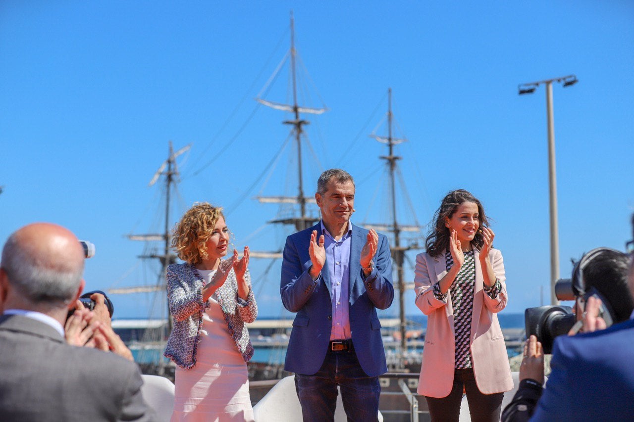 El candidat de Ciutadans a la Presidència de la Generalitat, Toni Cantó, junt amb la diputada al Parlament de Catalunya, Inés Arrimadas, en un acte celebrat a Alacant el 28 de març. / CIUTADANS