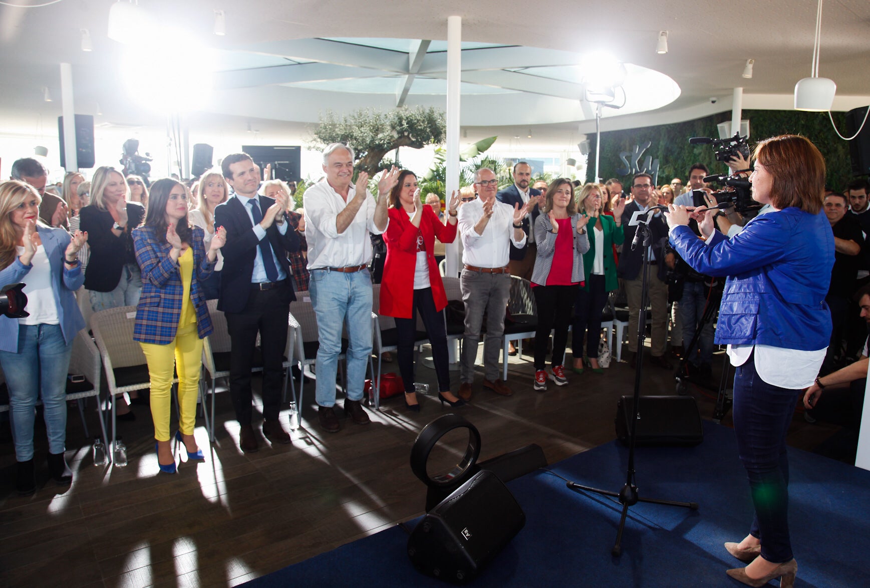 Isabel Bonig ha participat en una trobada amb militants de València a la Marina amb Pablo Casado i la candidata a l'alcaldia de València María José Català. / PPCV