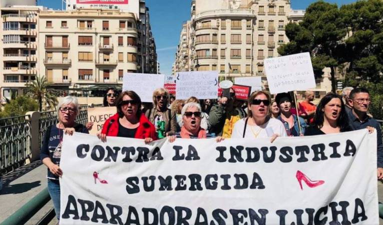 La fundadora del col·lectiu d'aparadores d'Elx ha denunciat les seues condicions laborals davant d'Irene Montero. 