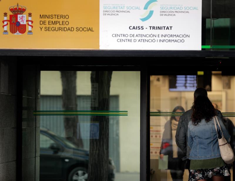 Després del descens del març, el volum total d'aturats a l'Estat se situa en 3.255.084 persones. / EFE