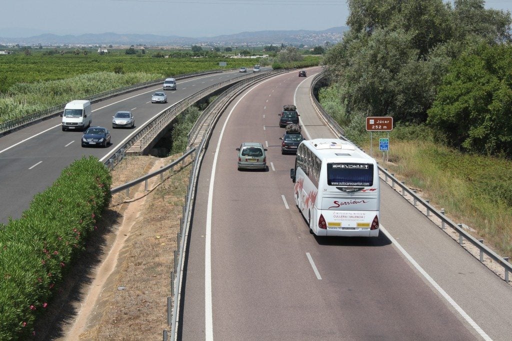 Compromís exigeix que l'Estat assumisca la gestió directa de l'AP-7 i faça noves connexions a totes les comarques per on passa. Imatge d'arxiu.