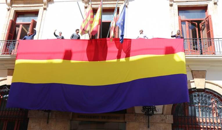 Imatge d'arxiu de la bandera republicana a l'Ajuntament de Sagunt.