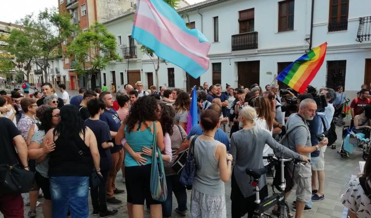 Besada multitudinària a València el passat juliol en solidaritat amb les dones i els homes víctimes d'agressions homòfobes. Imatge d'arxiu. 