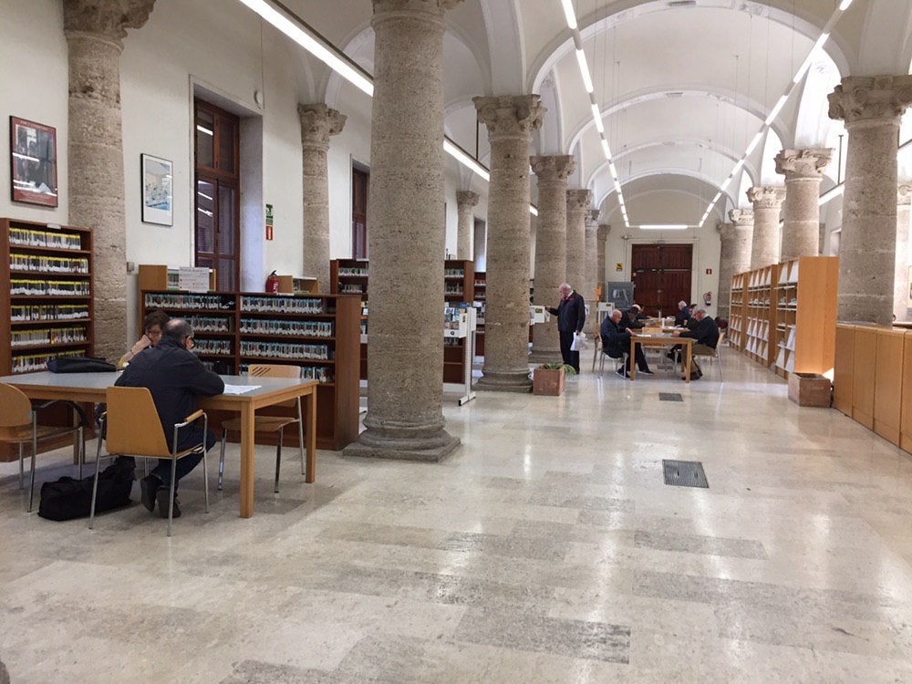 Els professionals animen la societat a descobrir les biblioteques com a nous espais culturals. / DIARI LA VEU