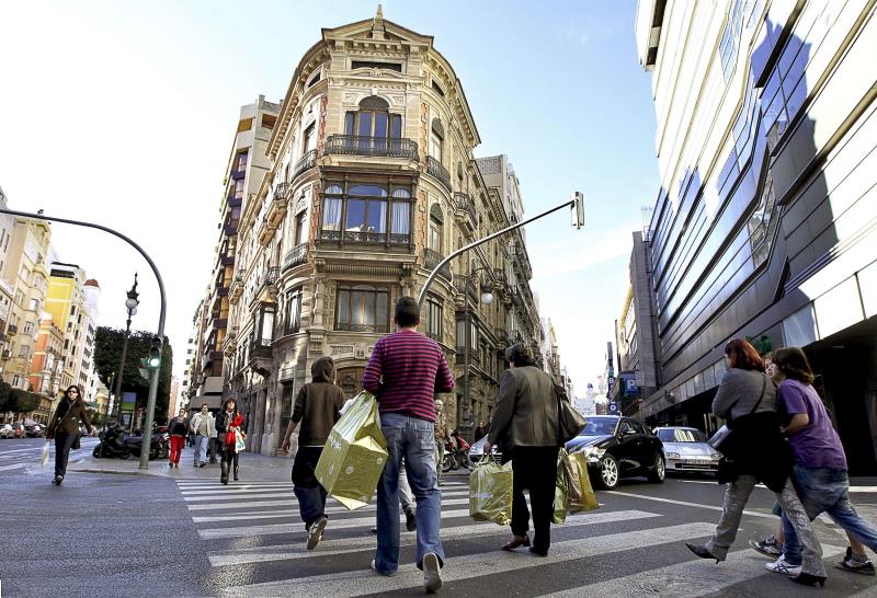 Els comerços obrin tant aquest Divendres Sant, 19 d'abril, com el diumenge 21, i les Zones de Gran Afluència Turística també ho faran el diumenge 28, dia de les eleccions generals i autonòmiques. / EFE