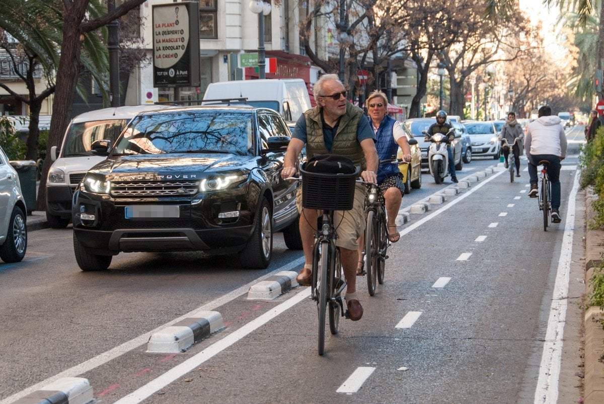 Dos ciclistes per València en una imatge d'arxiu