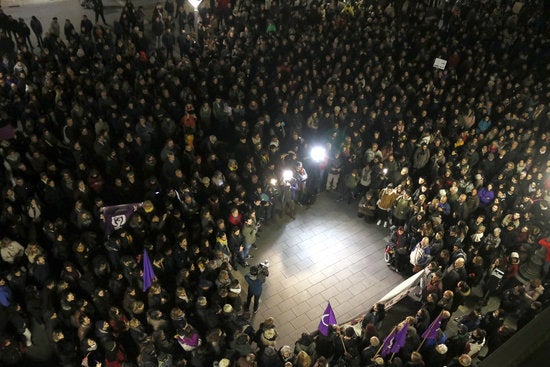 Vista aèria d'una concentració de rebuig a la violació múltiple de Sabadell. / JORDI PUJOLAR, ACN