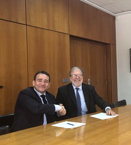 El conveni ha sigut subscrit pel director general de l'Institut Valencià de Finances, Manuel Illueca, i el president de Caixa Ontinyent, Antonio Carbonell. / CAIXA ONTINYENT