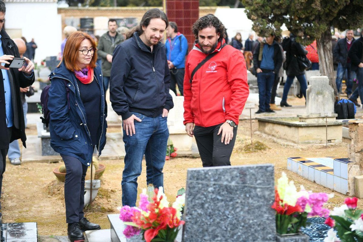 El líder de Podemos, Pablo Iglesias, ha visitat junt amb sa mare el cementeri de Paterna per a conéixer els treballs d'exhumació. / DIARI LA VEU