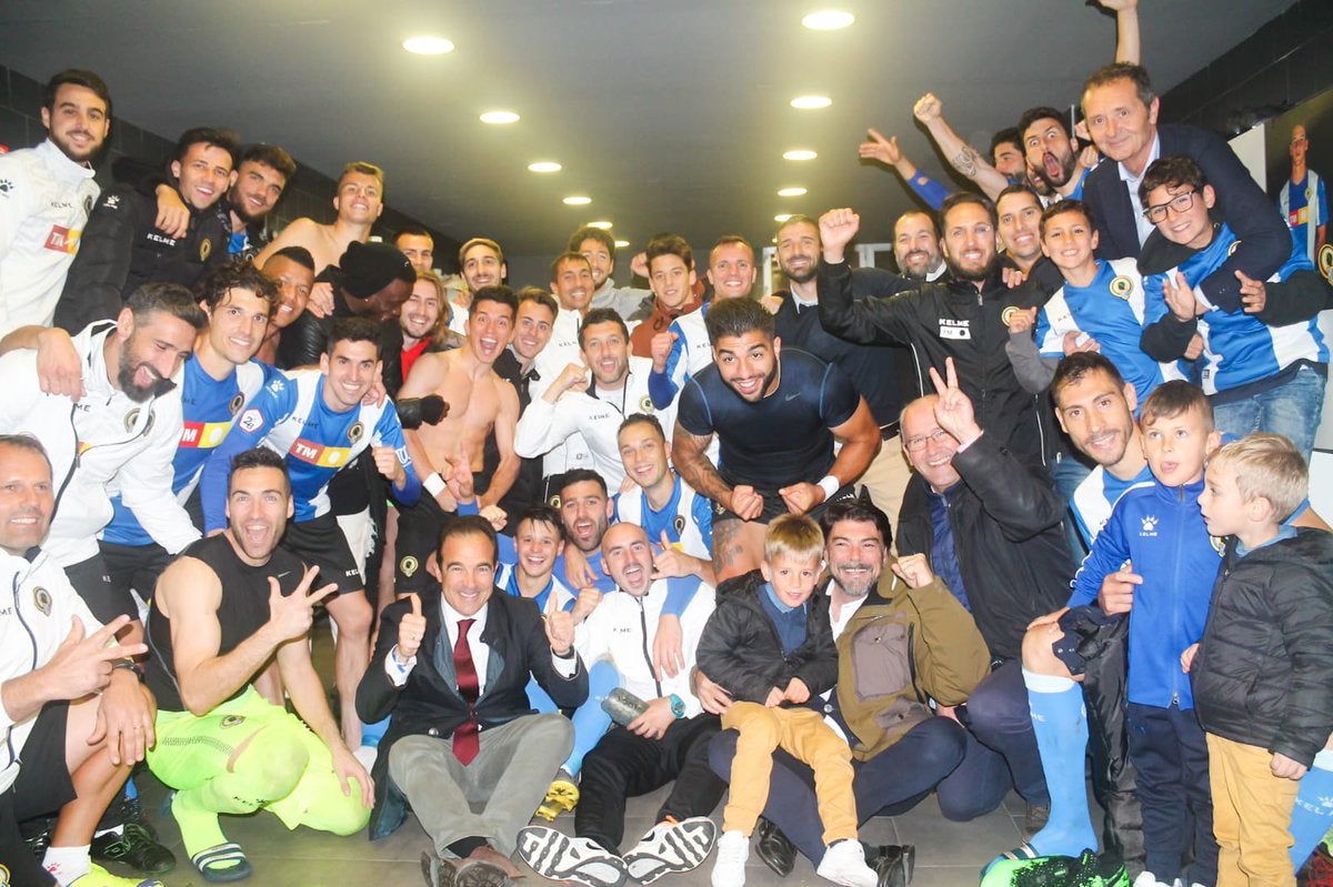 L'Alcalde d'Alacant va baixar al vestuari on l'equip celebrava la darrera victòria al Rico Pérez contra el Sabadell. / HÈRCULES CF