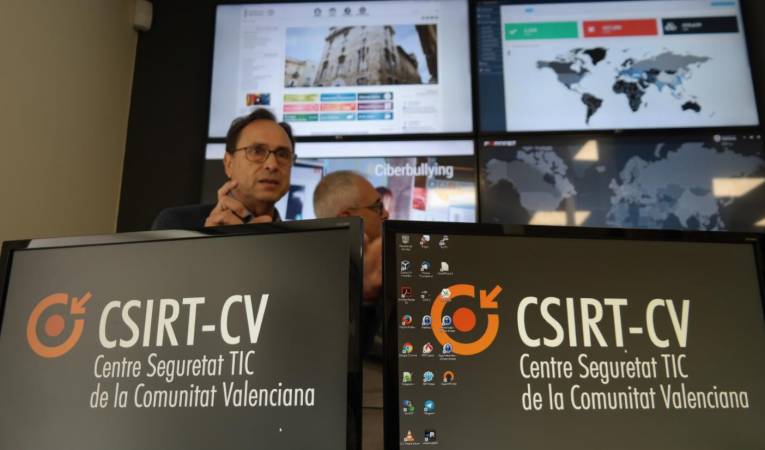 El conseller d'Hisenda, Vicent Soler, durant una visita al CSIRT al juliol del 2017