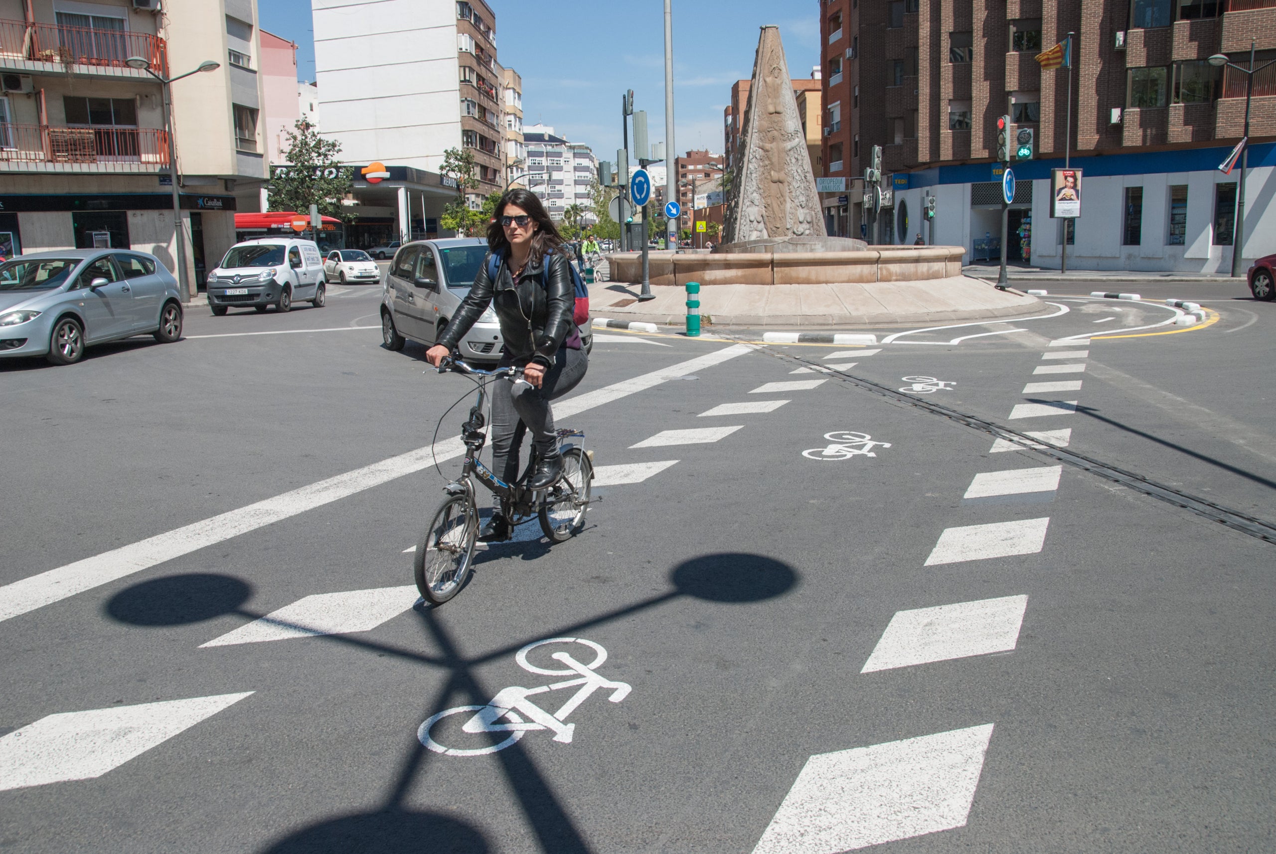 La totalitat de l'eix  Comte de Lumiares-avinguda de la Constitució suposa 1.450 metres de carril bici. / DLV
