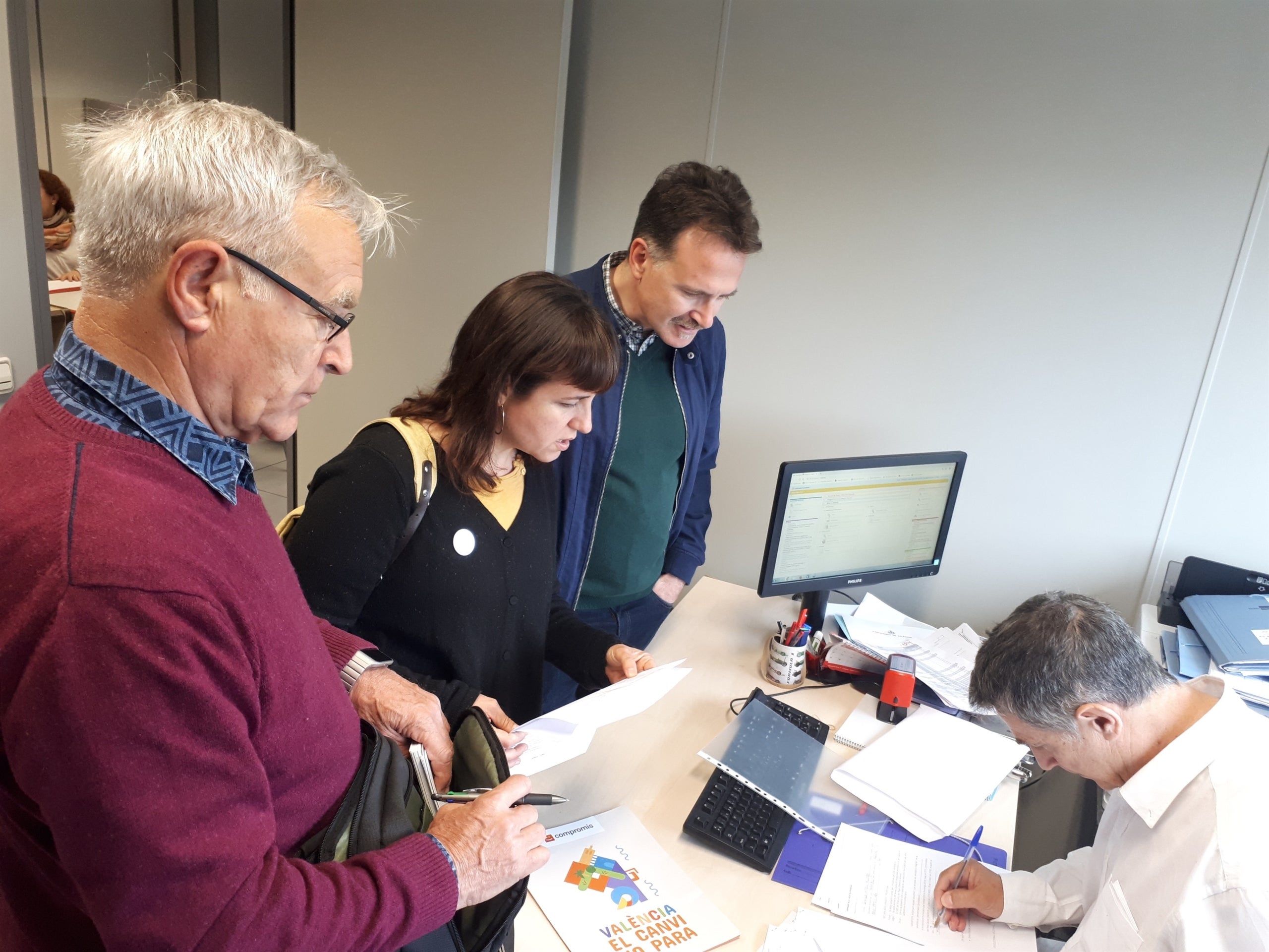 Ribó ha recordat que han sigut els primers a presentar les llistes de Compromís per València perquè hi ha hagut militants que 'han estat fent cua des de fa més de trenta hores'. / EUROPA PRESS