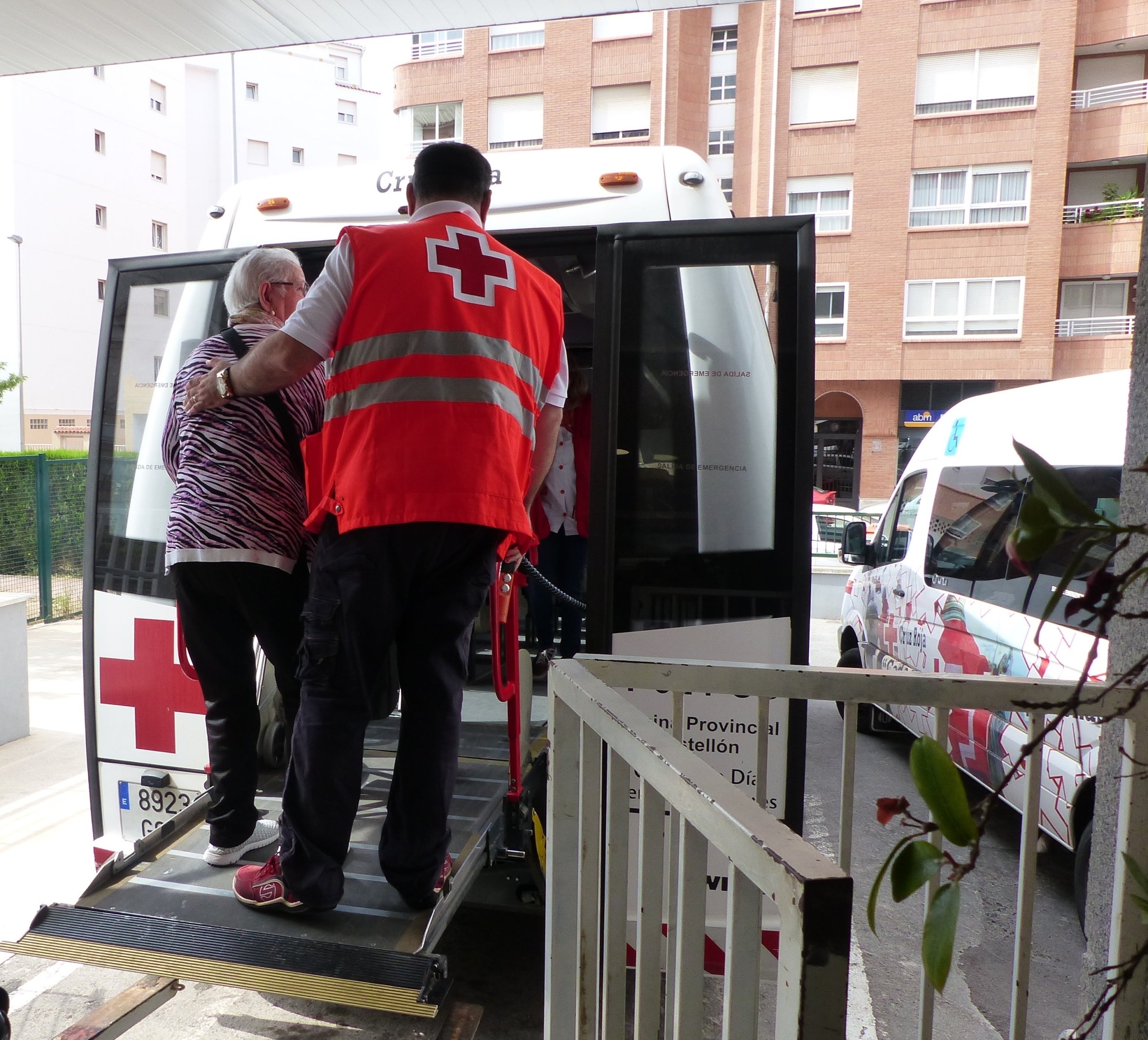 Un total de 151 persones ingressades en hospitals valencians han sol·licitat aquest servei. / CREU ROJA