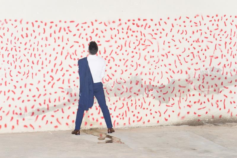 Aguilera explica que la intenció del seu assaig és 'fotografiar tot allò que queda fora del programa de festes'. / CARLOS AGUILERA