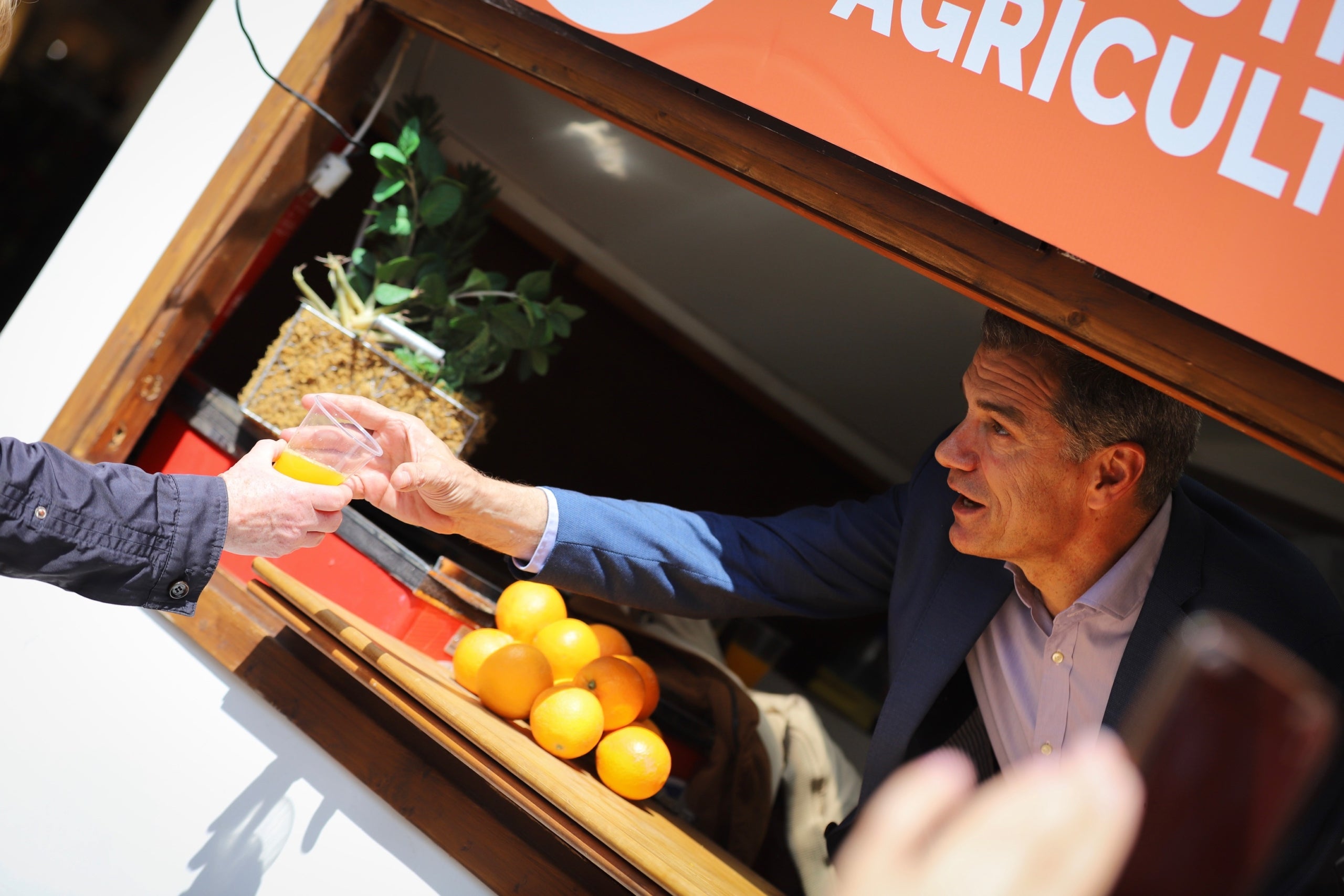 El candidat Toni Cantó creu que amb aquesta acció Ciutadans ha invertit més que el Botànic en la taronja valenciana. / CIUTADANS 