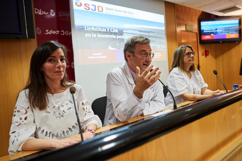 La mare d'Álvaro; el director mèdic de Sant Joan de Déu, Miquel Pons, i l'hematòloga infantil Susana Rives, en la roda de premsa en què s'ha explicat el cas d'aquest pacient de 6 anys tractat amb una nova teràpia sufragada pel Sistema Nacional de Salut. / EFE