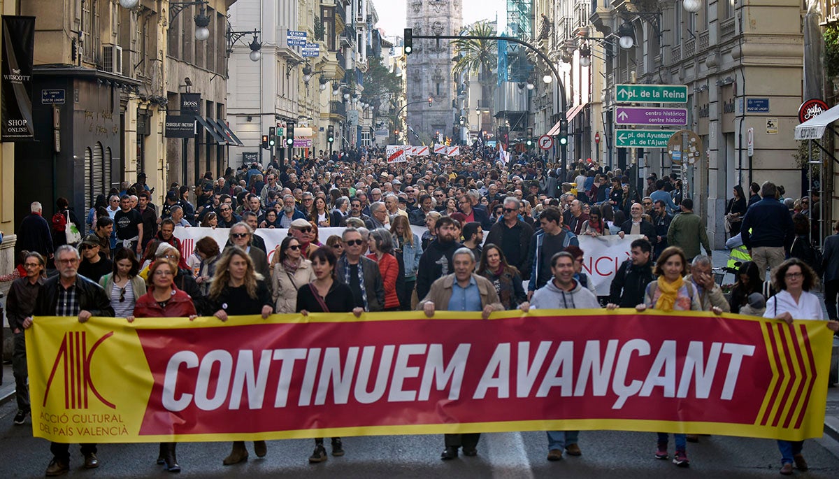 La manifestació ha començat a la plaça de Sant Agustí vora les 6 de la vesprada d'aquest dissabte. / DANIEL GARCÍA-SALA.