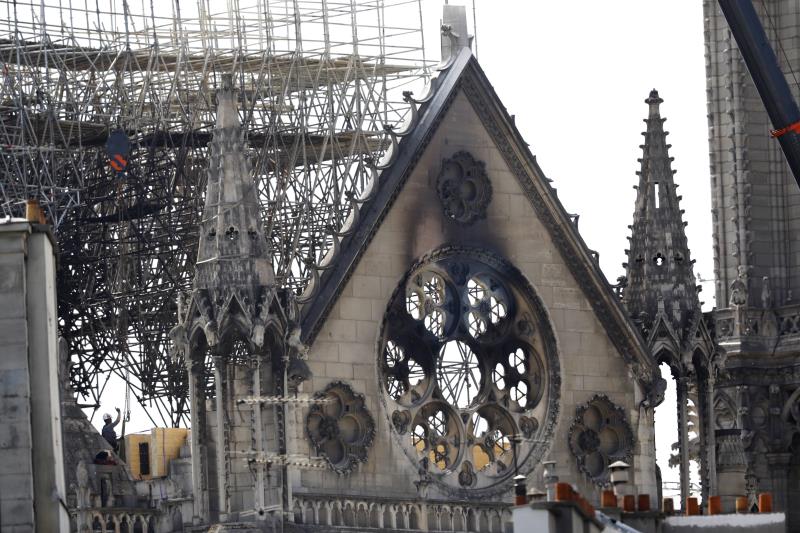  Un fort incendi va afectar aquest dilluns la catedral de Notre-Dame. / EFE