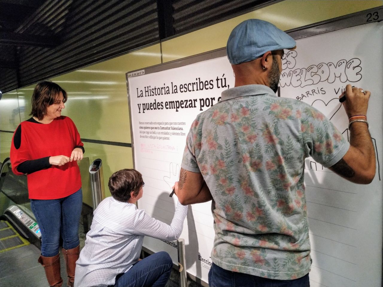 El panell ja ha sigut intervingut amb les frases 'Refugees Welcome' i 'Barris vius'. / DLV