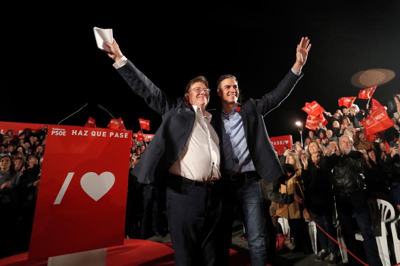 El candidat del PSPV, Ximo Puig, i el candidat del PSOE, Pedro Sánchez, en l'acte de tancament de campanya celebrat aquest divendres a València. / EFE