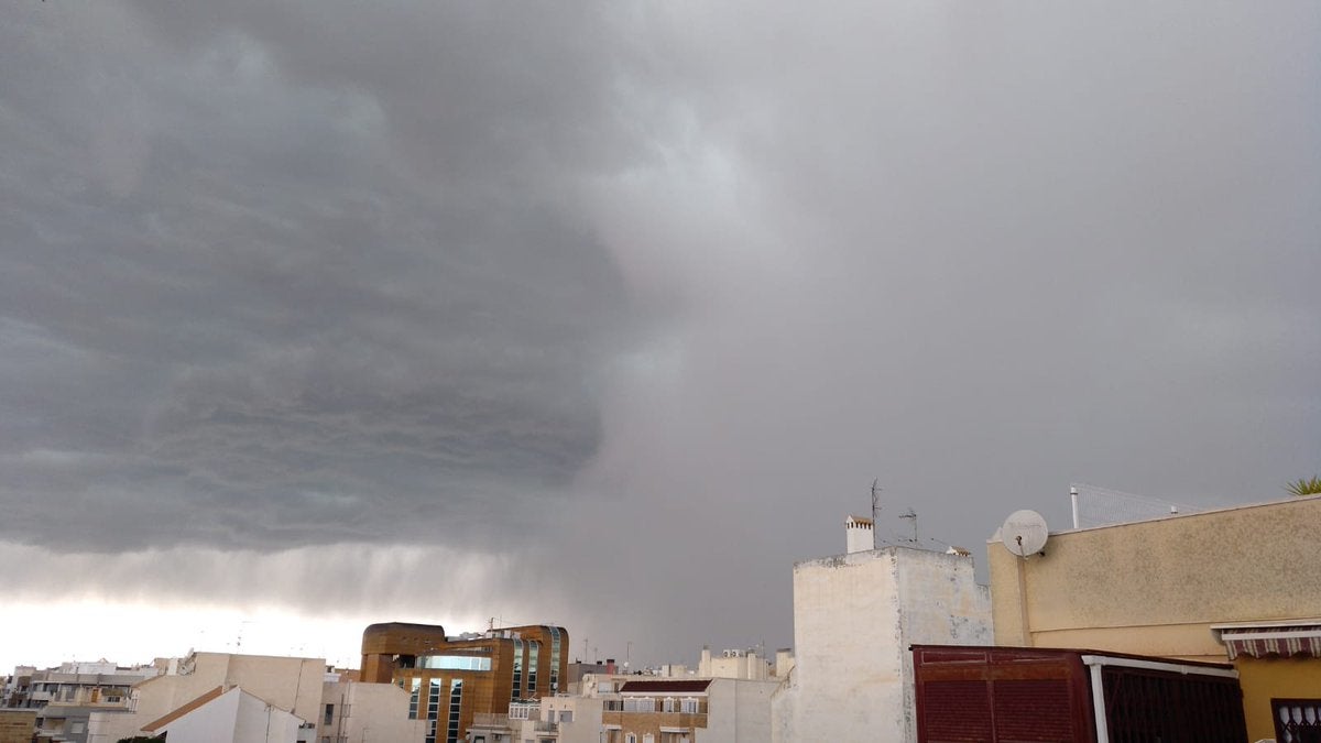 Els ruixats han arribat a municipis com Torrevella aquesta vesprada i ho han fet acompanyats de tempesta i d'una cortina d'aigua i graníssol. / RUBÉN TORREGROSA, LABORATORI DE CLIMATOLOGIA DE LA UNIVERSITAT D'ALACANT