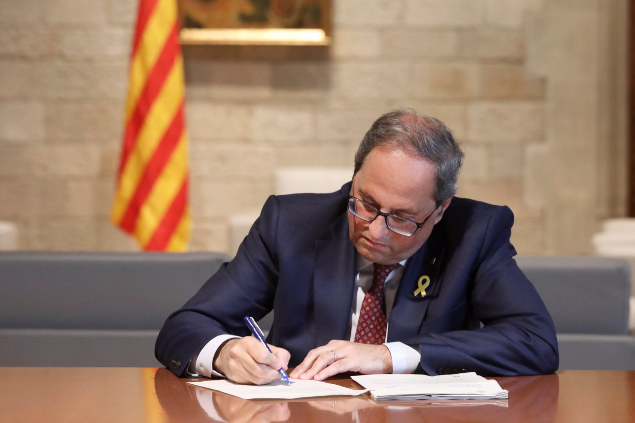 El president del govern català, Quim Torra, ha signat aquest dimarts al Palau de la Generalitat la notificació de la querella de la Fiscalia per desobediència. / GOVERN CATALÀ