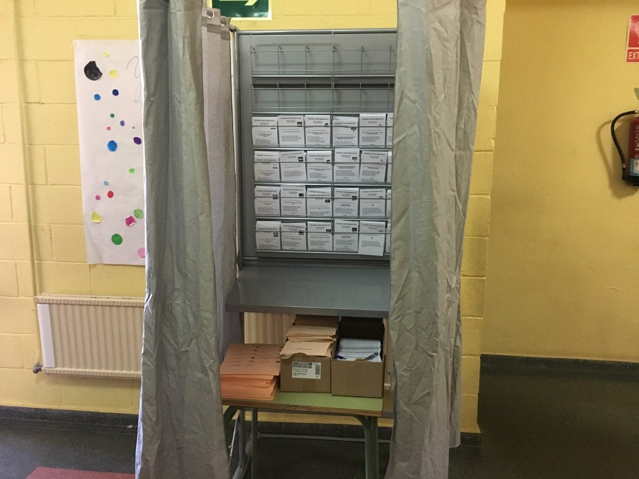 Per a les eleccions d'aquest diumenge s'han distribuit 6.044 taules en 2.223 col·legis electorals i més de 87 milions de paperetes. / DIARI LA VEU