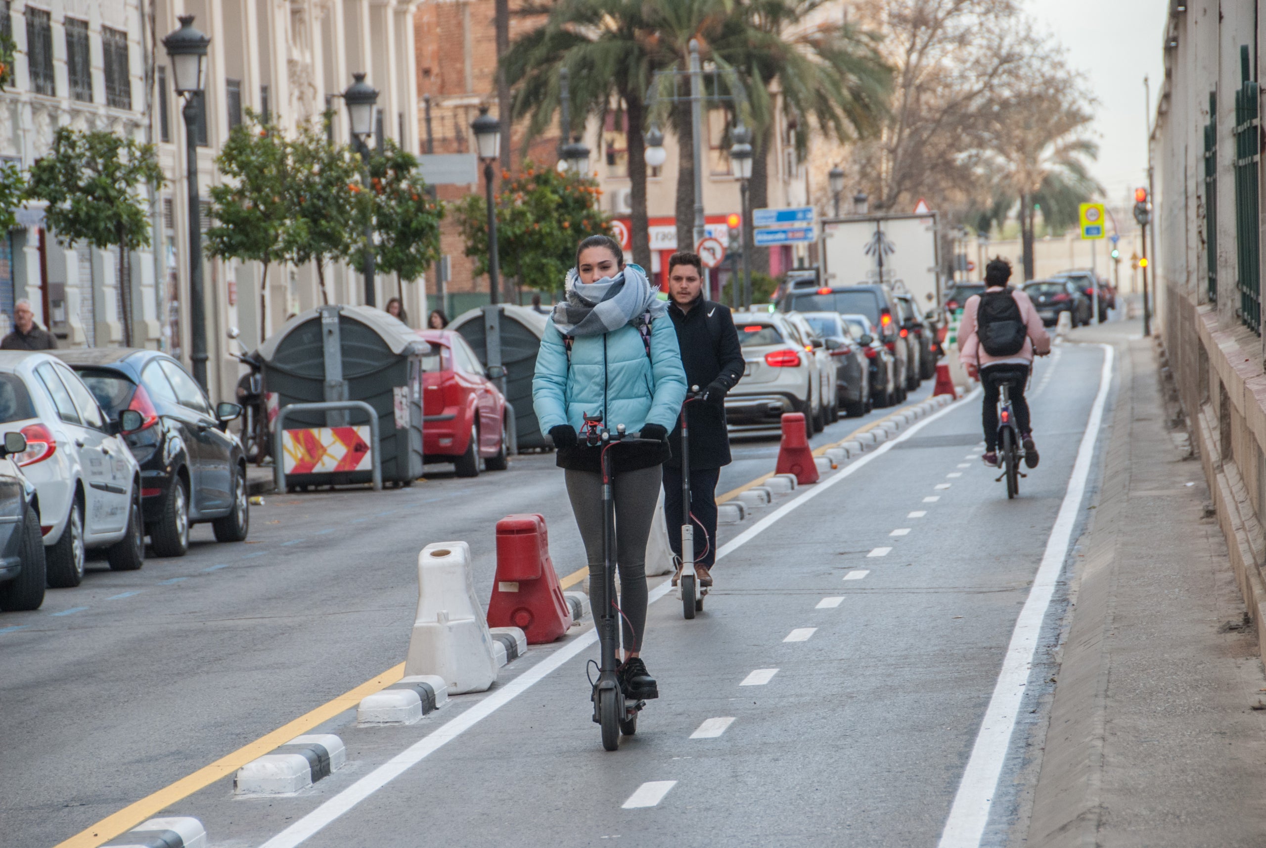 Els patinets són una forma de mobilitat cada vegada més estesa. En la imatge, usuaris de patinet pel carril bici del carrer Alacant de València. / DIARI LA VEU