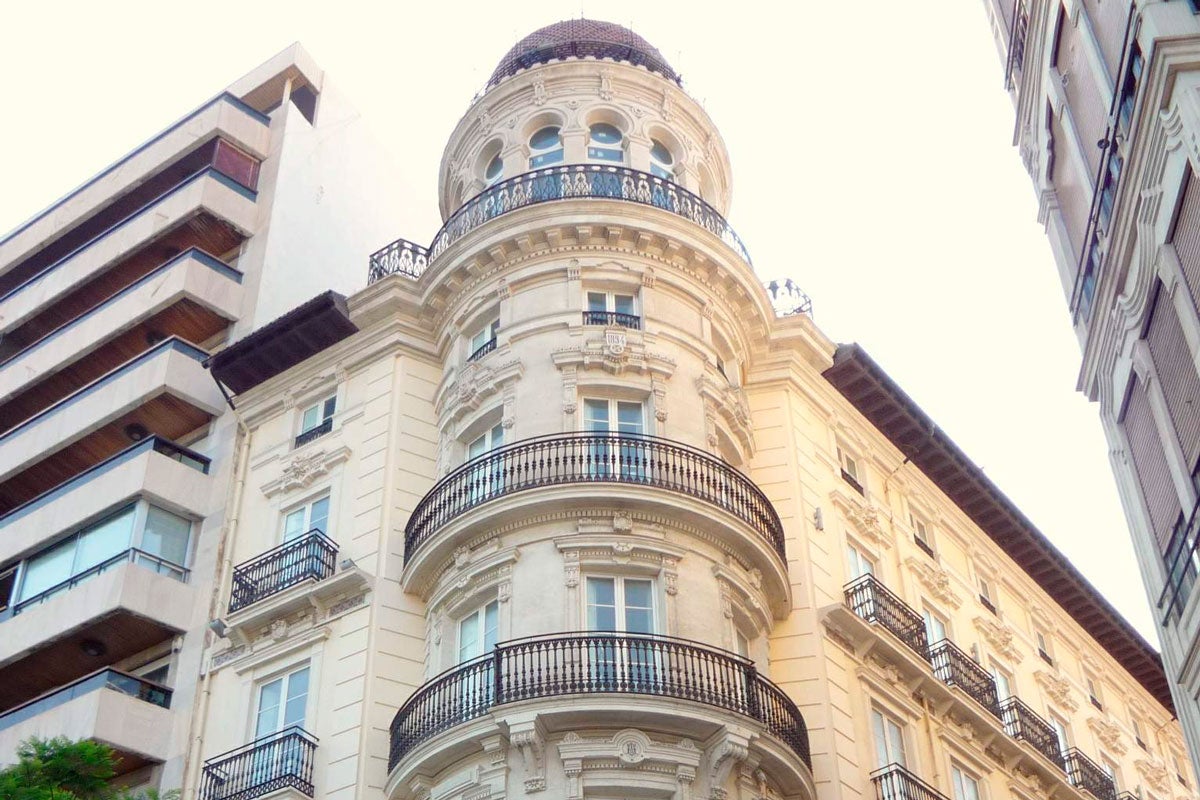 L'hotel 'boutique' és fàcilment recognoscible per la seua torrassa i està situat al passeig marítim de la ciutat. / WIKIMEDIA COMMONS