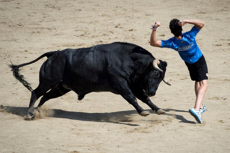 L'incident es va produir en un dels festejos dels bous al carrer de Xilxes. Imatge d'arxiu. / EFE