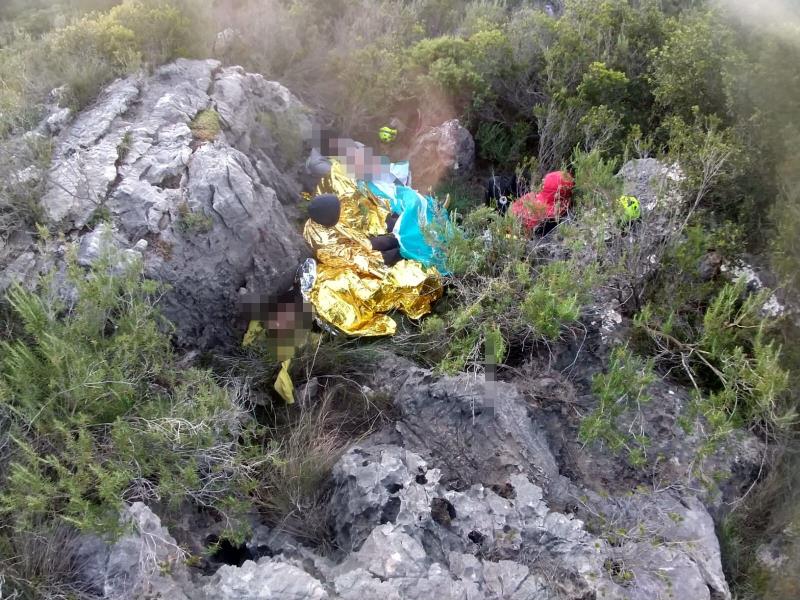 Els bombers han passat la nit junt amb el grup fins que s'ha produït el rescat. / CONSORCI DE BOMBERS