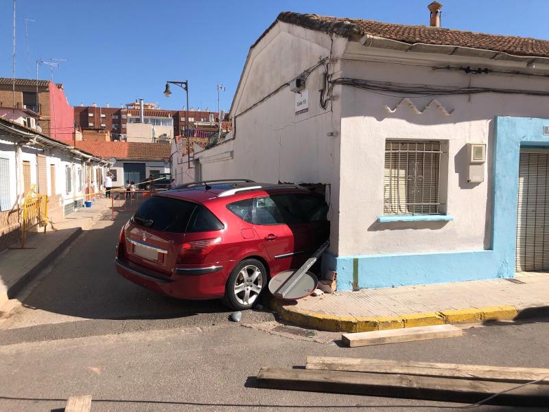 Es desconeix la causa de l'accident pel qual el vehicle ha quedat encastat al lateral. / CONSORCI DE BOMBERS