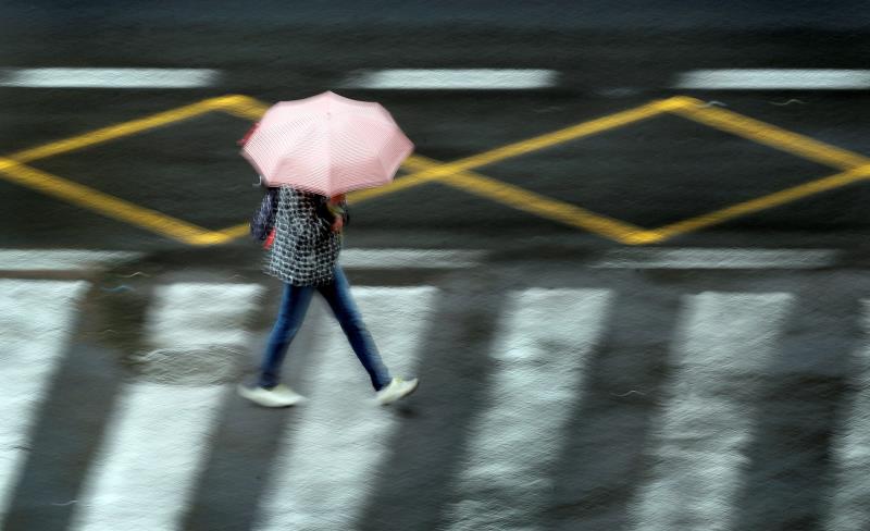 La pluja ja ha fet aparició a primera hora del matí a la ciutat de València. / EFE