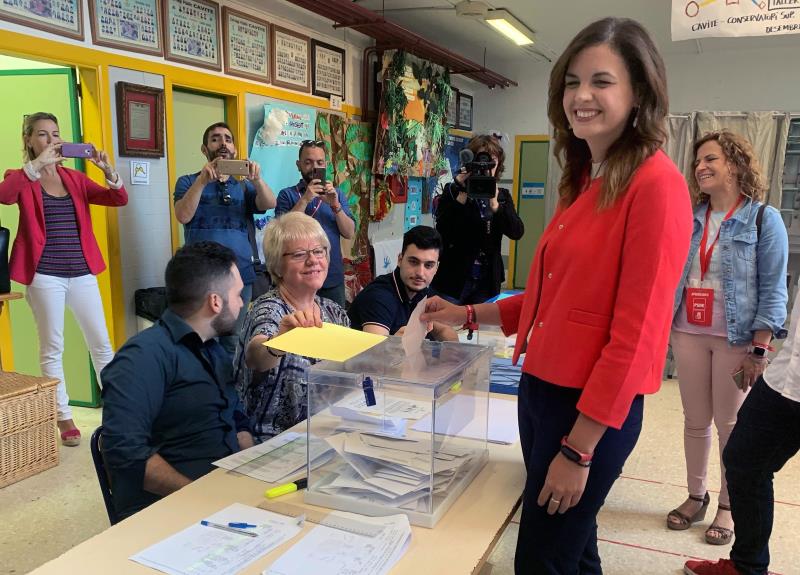 L'alcaldable socialista a l'Ajuntament de València vota i fa una crida a la participació. / EFE