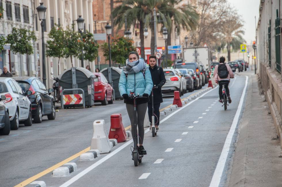 El conductor del patinet va resultar ferit de gravetat en una col·lisió amb una moto a Tavernes Blanques. / DIARI LA VEU