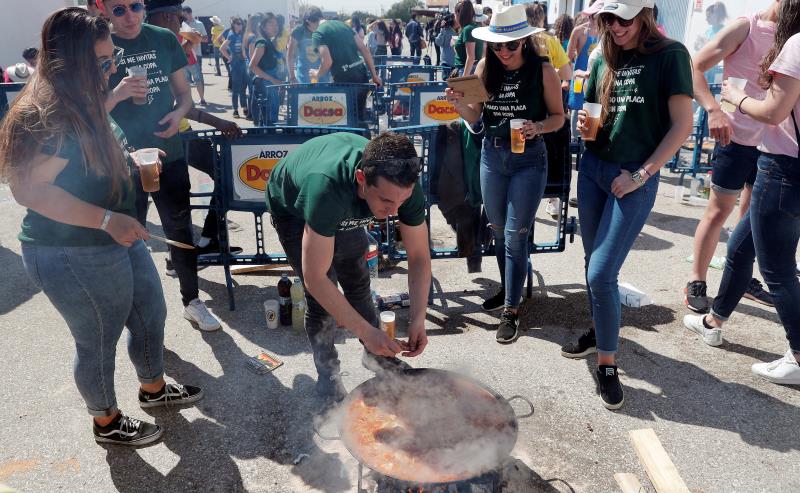 El festival de les paelles universitàries es va celebrar aquest abril a la Punta, tot i que mancava d'autorització, i va congregar vora 25.000 joves. / EFE