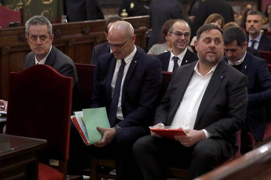 Els advocats Jordi Pina i Andreu Van den Eynde van presentar aquest dimecres dos escrits davant del Tribunal Suprem per a demanar que deixe en llibertat Oriol Junqueras, Jordi Sànchez, Jordi Turull, Josep Rull i Raül Romeva. / POOL EFE