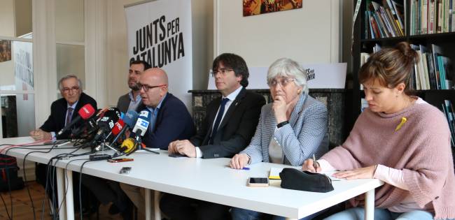 Puigdemont, Ponsatí i Comín junt amb els candidats que els anaven a substituir en la llista europea de Junts per Catalunya en una roda de premsa celebrada el passat 4 de maig. / ACN