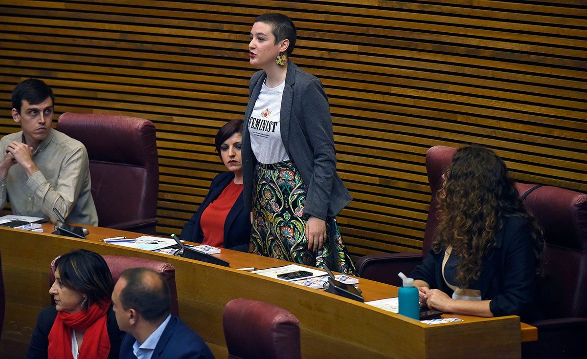 Els huit diputats d'Unides Podem-EUPV, excepte el seu portaveu, Rubén Martínez Dalmau, han afegit frases diferents en les quals han al·ludit a l'autogovern, a la lluita feminista, als valencians d'adopció, a treballar per una 'Mare Terra viva i en harmonia' i a la classe treballadora. / DANIEL GARCÍA-SALA