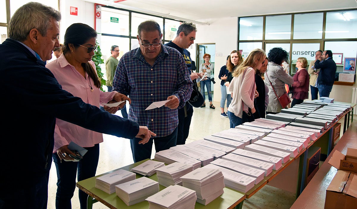La participació fins a les 14 hores és major que el 2014. / DANIEL GARCÍA-SALA 